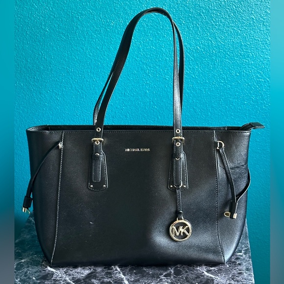 Michael Kors Voyager Medium Crossgrain Leather Tote Bag - Picture 3 of 12